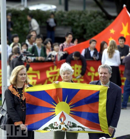 Sue Kedgley, Keith and Jeanette Fitzsimons with a Tibet banner on the steps of Parliament