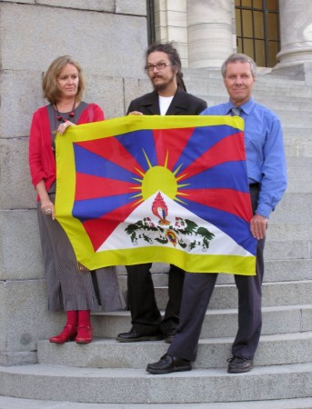 Past NZ Green MPs Sue Kedgley, Nandor Tanczos and Keith Locke with the Tibet flag